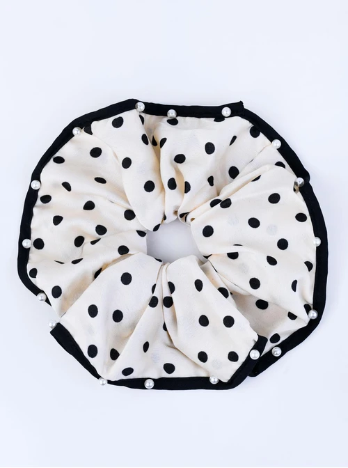 Gumka do włosów typu scrunchie - kremowa w czarne kropki z perełkami, O614320P00