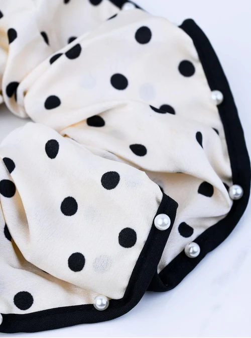 Gumka do włosów typu scrunchie - kremowa w czarne kropki z perełkami, O614320P00