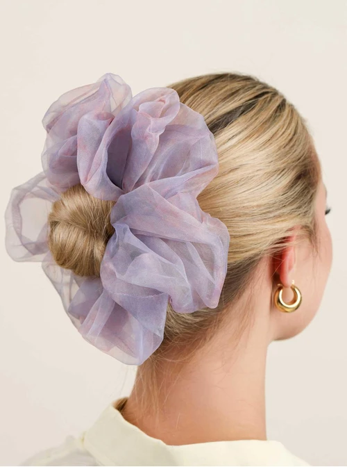 Gumka do włosów typu scrunchie - liliowa w delikatny kwiatowy wzór, O614324P00