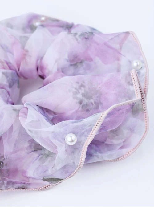 Gumka do włosów typu scrunchie - liliowa w kwiatowy wzór z perełkami, O614308P00