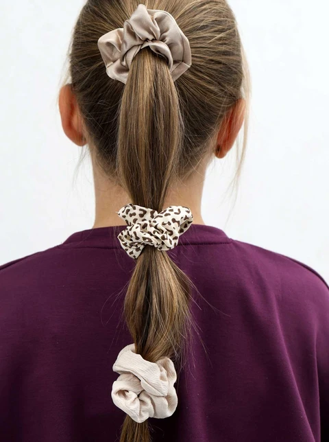 Zestaw gumek do włosów typu scrunchie, beżowy O014899P00