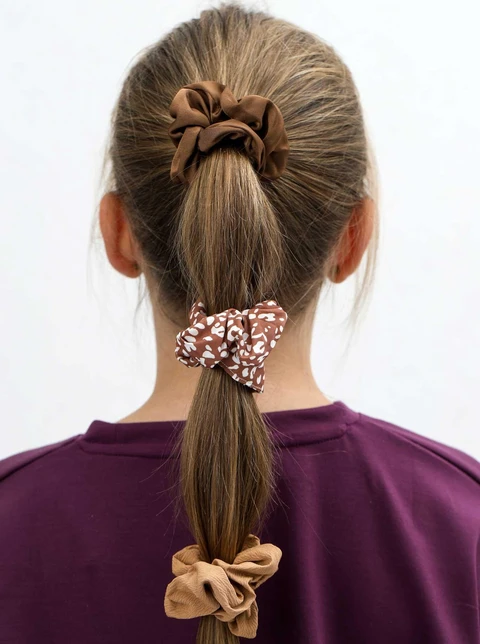 Zestaw gumek do włosów typu scrunchie, brązowy O014898P00