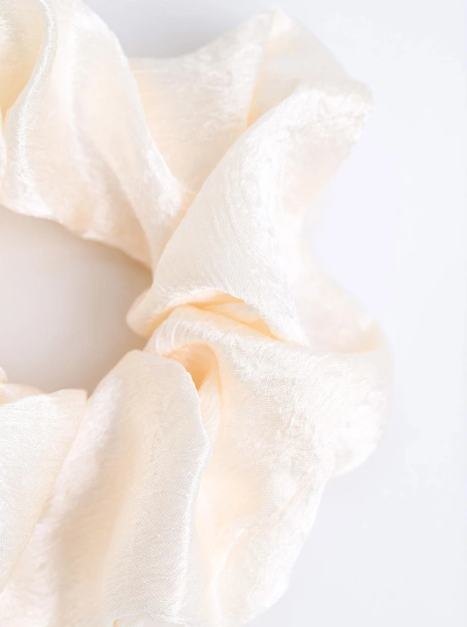 Gumka do włosów typu scrunchie, połyskujący kremowy O614372P00