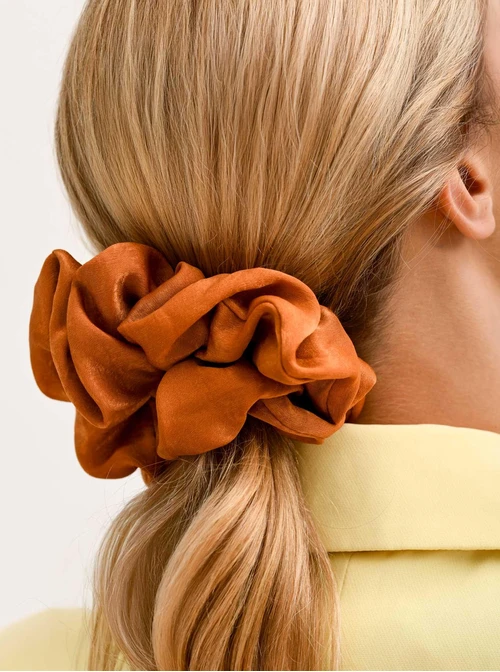 Gumka do włosów typu scrunchie, karmelowa O614416P00