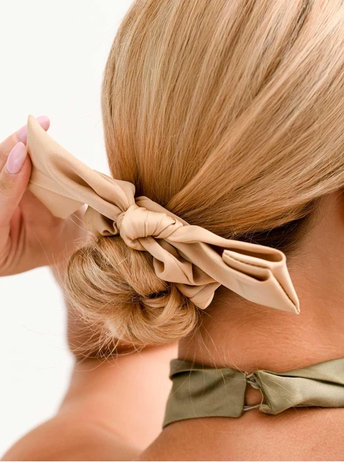 Gumka do włosów typu scrunchie, kokarda, beżowa O614430P00