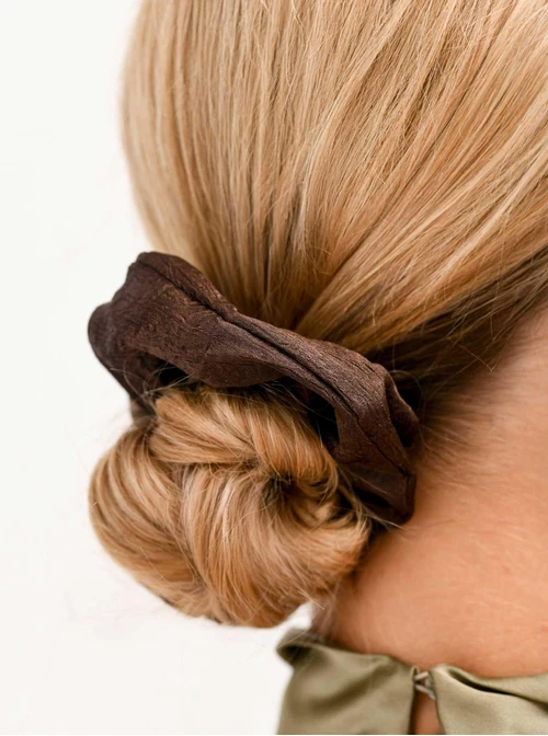 Gumka do włosów typu scrunchie, połyskujący brązowy O614373P00