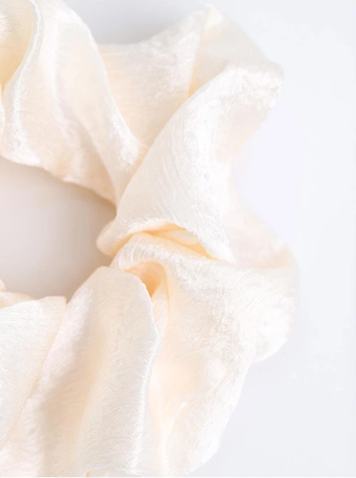 Gumka do włosów typu scrunchie, połyskujący kremowy O614372P00