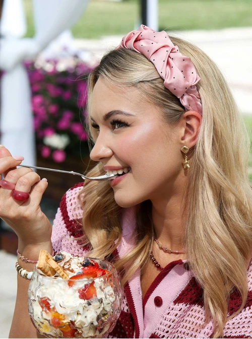 Opaska do włosów marszczona, różowa w czarne kryształki O814626P00