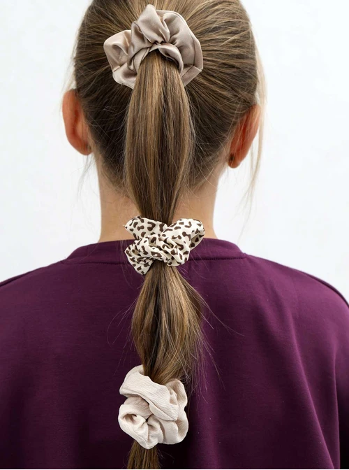 Zestaw gumek do włosów typu scrunchie, beżowy O014899P00
