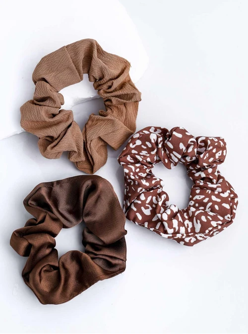 Zestaw gumek do włosów typu scrunchie, brązowy O014898P00