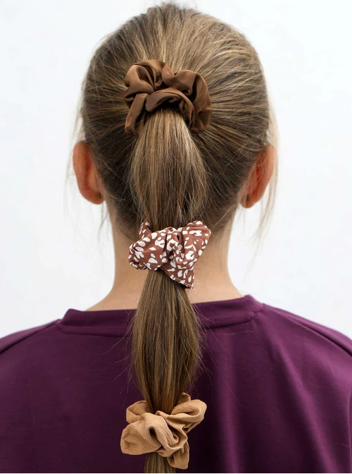 Zestaw gumek do włosów typu scrunchie, brązowy O014898P00
