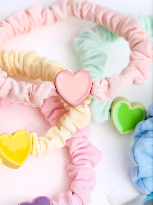 Zestaw gumek do włosów typu scrunchie, serduszka O014878P00