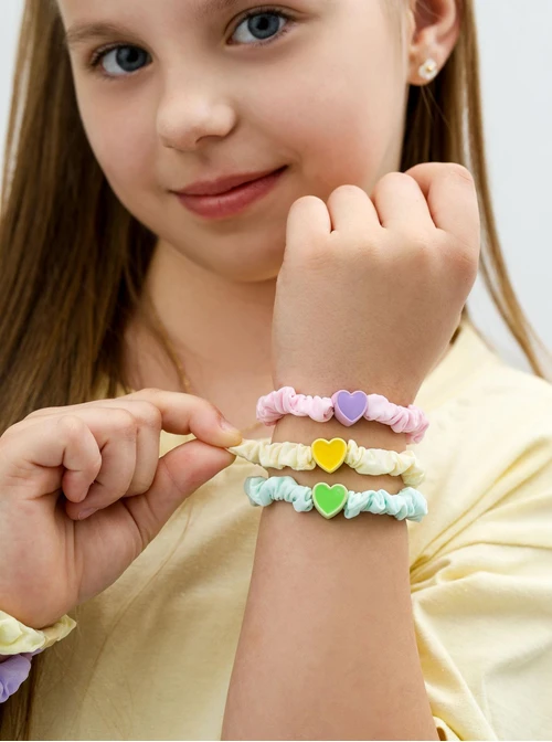 Zestaw gumek do włosów typu scrunchie, serduszka O014878P00