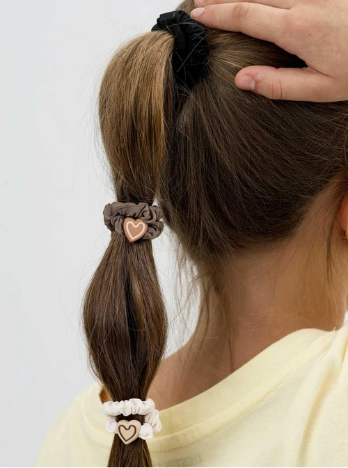 Zestaw gumek do włosów typu scrunchie, serduszka O014879P00