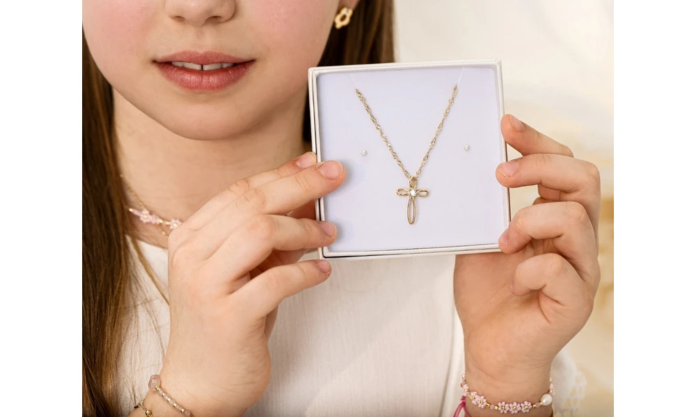 Krzyżyk na szyi - nie tylko symbol religijny. Co oznacza i jak go nosić?