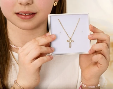 Krzyżyk na szyi - nie tylko symbol religijny. Co oznacza i&nbsp;jak go nosić?