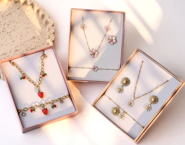 Jaką biżuterię wybrać, jeśli masz wrażliwą skórę? Przewodnik, który naprawdę uspokaja