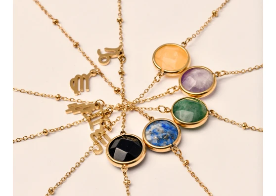 Zodiakalna biżuteria: Odkryj, jak znaki zodiaku wpływają na twoje stylizacje