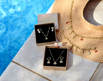 Czy w&nbsp;biżuterii ze stali chirurgicznej można pływać? Letni przewodnik, który pozwala odetchnąć