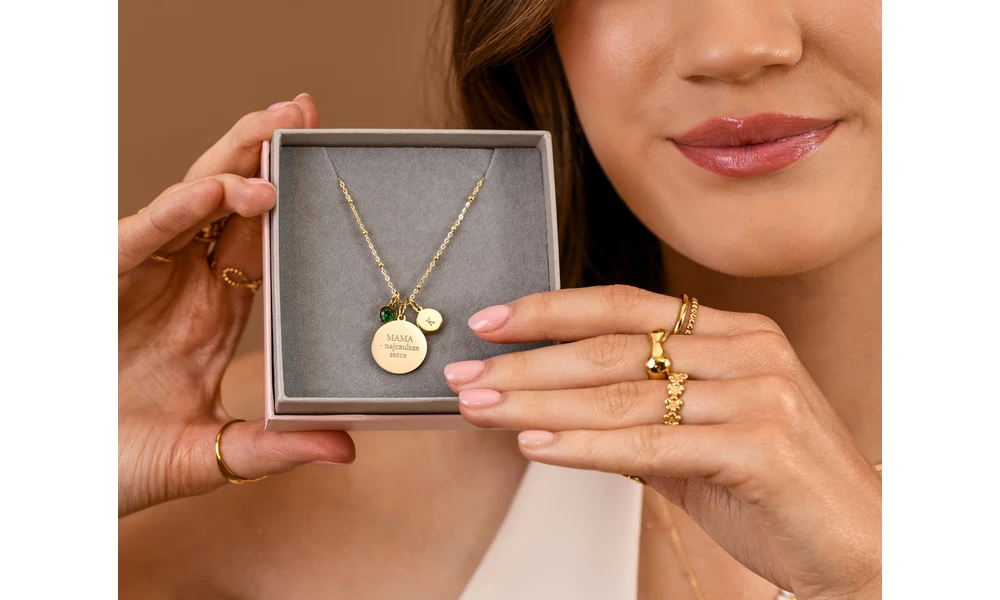 Grawer dla mamy, który wzrusza: 45 pomysłów na personalizację biżuterii na Dzień Mamy