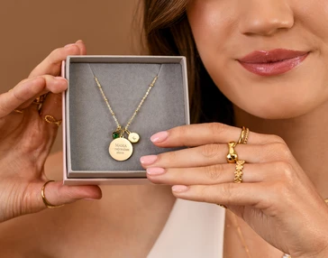 Grawer dla mamy, który wzrusza: 45 pomysłów na personalizację biżuterii na Dzień Mamy