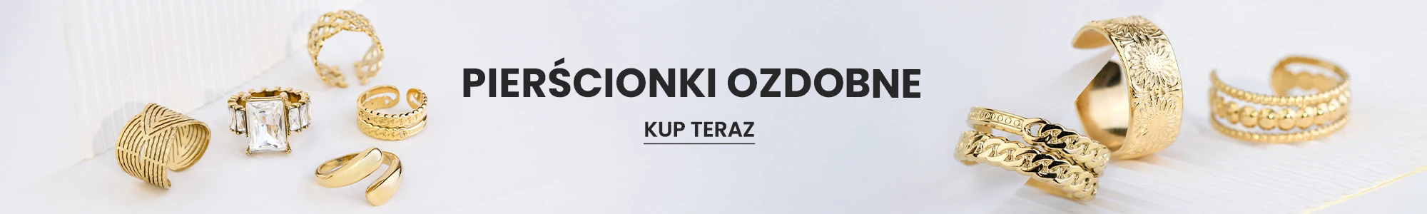 Zestawy złotych pierścionków ozdobnych na białym tle. Przycisk: Kup teraz.