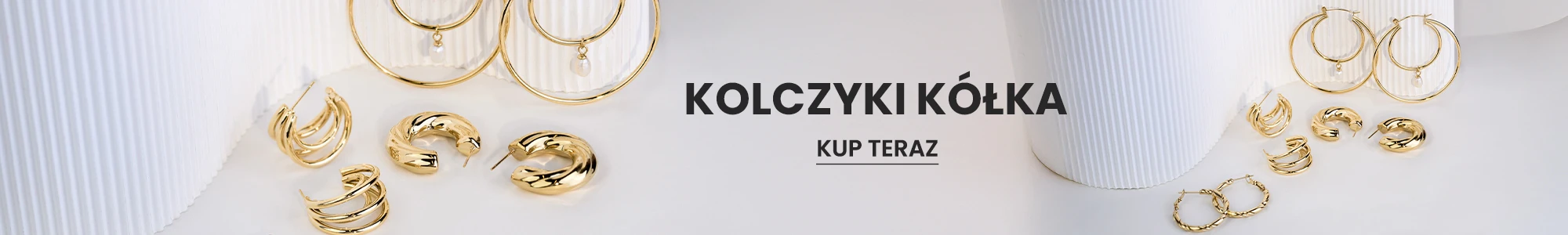 Zestaw złotych kolczyków w kształcie kółek. Przycisk: Kup teraz.