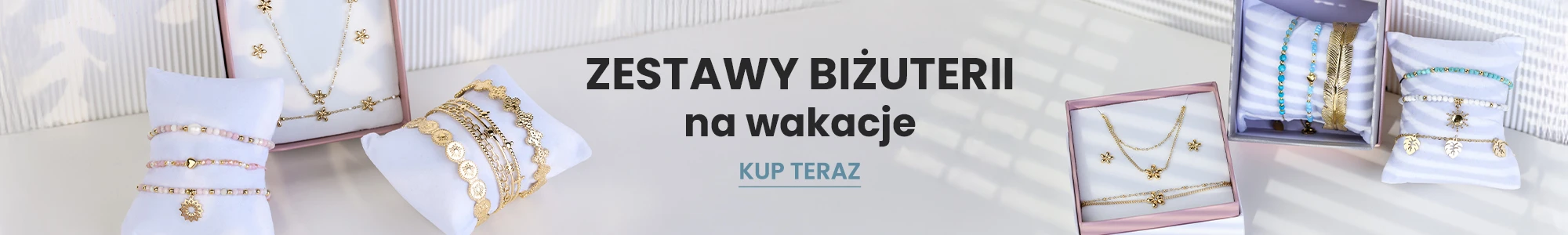Zestawy letniej biżuterii – bransoletki z muszelkami, złote naszyjniki i turkusowe akcenty idealne na wakacje