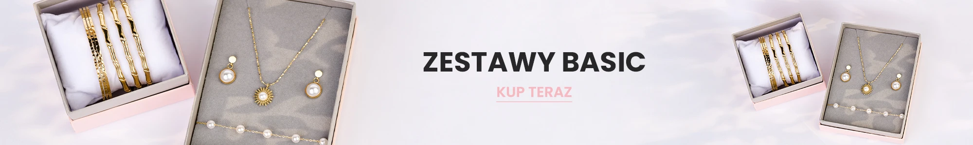 Zestawy biżuterii BASIC w pudełkach – bransoletki, kolczyki z perłą, naszyjnik z zawieszką i delikatna bransoletka z perełkami. Napis: Zestawy BASIC. Przycisk: Kup teraz.