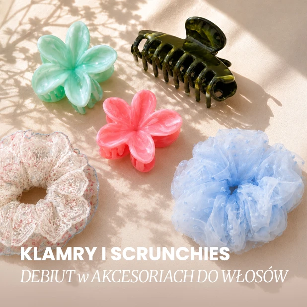 Różnokolorowe scrunchies (materiałowe gumki) i klamry do włosów na neutralnym beżowym tle