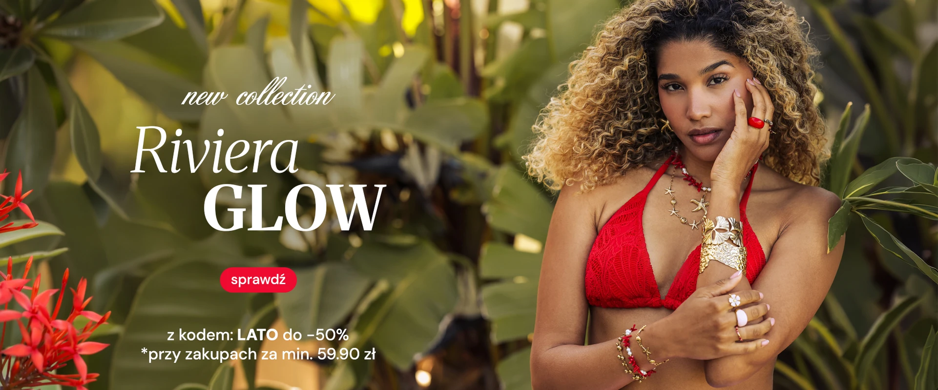 Baner z modelką o ciemnej karnacji i kręconych włosach, informujący o nowej, letniej kolekcji Riviera GLOW oraz wysokości promocji i kodzie, który do niej uprawnia