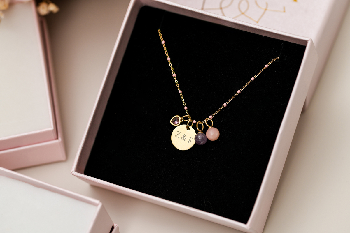 Naszyjnik grawerowany z inicjałami na Dzień Mamy